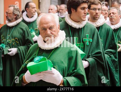 Tolède, Espagne, 19 juin 2014 : un moment solennel : participants en robes vertes pendant la procession du Corpus Christi Banque D'Images