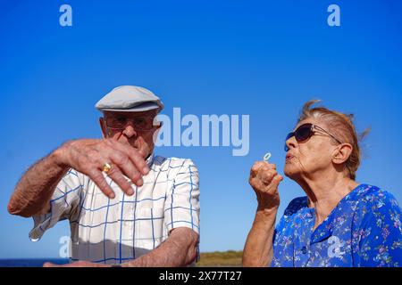 Joyeux couple senior actif s'amusant à l'extérieur. Portrait d'un couple âgé ensemble Banque D'Images