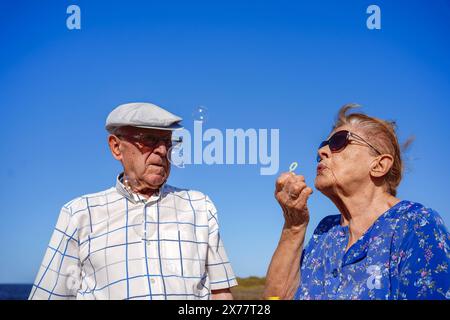 couple de personnes âgées s'amusant pendant les vacances d'été. La santé mentale des personnes âgées Banque D'Images