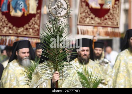 Des prêtres orthodoxes roumains tenant des feuilles de palmier marchent dans les rues de Bucarest lors d'une procession de pèlerinage le dimanche des Rameaux. Banque D'Images