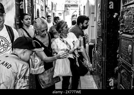 Les visiteurs se rassemblent au tombeau d'Eva Peron (également connu sous le nom d'Evita), au cimetière de Recoleta, Buenos Aires, Argentine. Banque D'Images