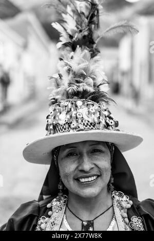 Une femme locale vêtue D'Un costume coloré pose pour Une photographie au marché artisanal de Purmamarca, dans la province de Jujuy, en Argentine. Banque D'Images