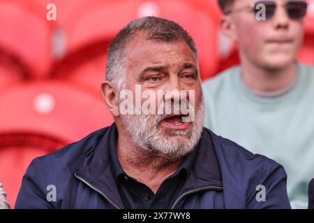 Shaun empêche le manager de l'Angleterre Rugby League de regarder le match pendant la demi-finale de la Betfred Challenge Cup Hull KR contre Wigan Warriors au stade Eco-Power, Doncaster, Royaume-Uni, le 18 mai 2024 (photo de Mark Cosgrove/News images) Banque D'Images