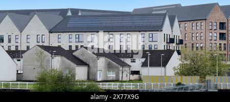 Appartements modernes construits à côté d'anciennes maisons du conseil à Govan par la rivière Clyde Banque D'Images