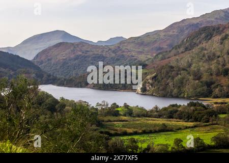 Vue en bas de la vallée de Nant Gwynant, vers le lac de montagne Llyn Gwynant avec le haut sommet de Ed Wyddfa au loin. Banque D'Images