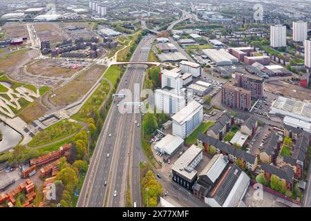 Passerelle piétonne et cyclable sur l'autoroute M8 à Glasgow vue d'en haut Banque D'Images