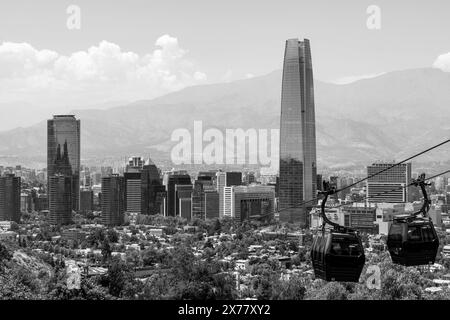 Le téléphérique avec vue sur la ville, Cerro San Cristobal, Santiago, Chili. Banque D'Images