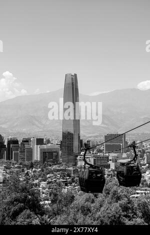 Le téléphérique avec vue sur la ville, Cerro San Cristobal, Santiago, Chili. Banque D'Images