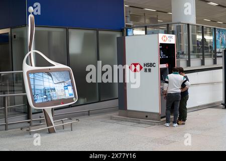 HONG KONG, CHINE - 4 DÉCEMBRE 2023 : kiosque interactif en libre-service et guichet automatique HSBC, vus à l'aéroport international de Hong Kong Banque D'Images