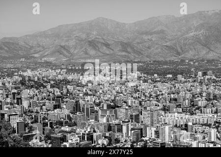 Une vue de la ville de Santiago prise du Cerro San Cristobal, Chili, Amérique du Sud. Banque D'Images