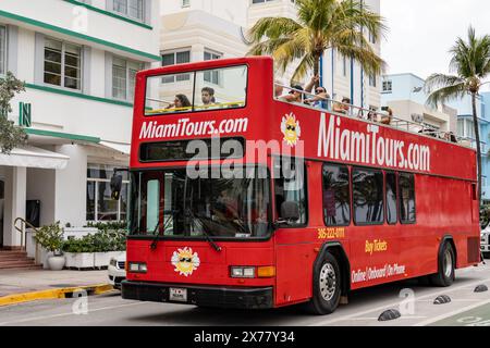 Miami Beach, Floride - 4 avril 2024 : bus touristique à impériale à Miami. Banque D'Images