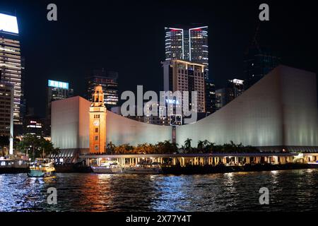 HONG KONG, CHINE - 07 DÉCEMBRE 2023 : L'ancienne tour de l'horloge ferroviaire Kowloon-Canton à Tsim Sha Tsui la nuit. Banque D'Images