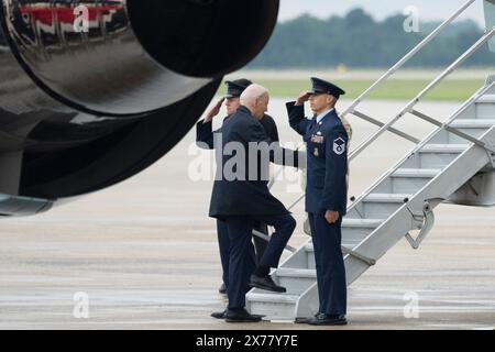 États-Unis. 18 mai 2024. Le président des États-Unis Joe Biden embarque à bord de Air Force One à joint base Andrews, MD, en direction d'Atlanta, GA pour participer à des événements de campagne, le 18 mai 2024. Crédit : Chris Kleponis/Pool via CNP crédit : Abaca Press/Alamy Live News Banque D'Images