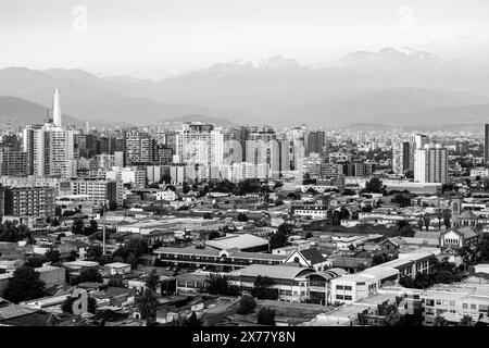 Vue de la ville de Santiago au coucher du soleil, Chili, Amérique du Sud. Banque D'Images