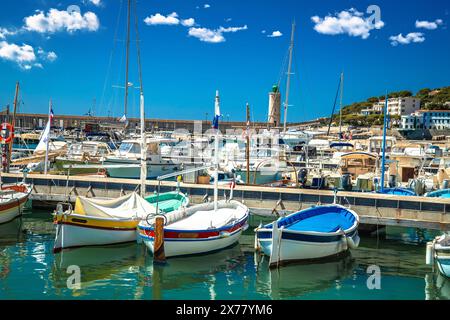 Ville côtière idyllique de Cassis sur la côte d'Azur vue sur le front de mer, sud de la France Banque D'Images