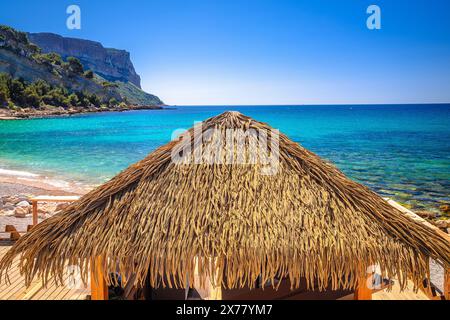 Ville côtière idyllique de Cassis sur la côte d'Azur vue sur la plage, sud de la France Banque D'Images