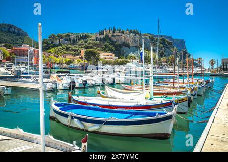 Ville côtière idyllique de Cassis sur la côte d'Azur vue sur le front de mer, sud de la France Banque D'Images
