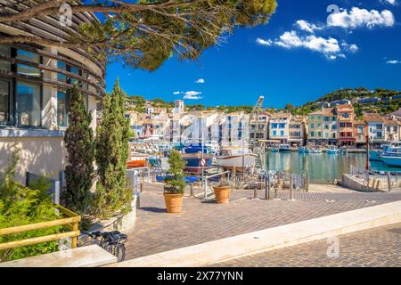 Ville côtière idyllique de Cassis sur la côte d'Azur vue sur le front de mer, sud de la France Banque D'Images