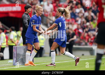 Melanie Leupolz de Chelsea (à droite) est remplacée par Sophie Ingle lors du match de Super League féminine des Barclays à Old Trafford, Manchester. Date de la photo : samedi 18 mai 2024. Banque D'Images