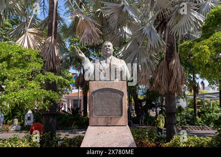 Nassau, Bahamas - 9 avril 2024 : ce marqueur historique et buste de Sir Milo Boughton Butler, le premier gouverneur général des Bahamas dans un Ba indépendant Banque D'Images