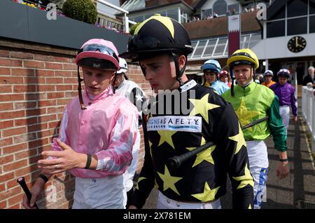 Les jockeys se dirigent vers le ring de parade pour le HKJC World Pool handicap à l'hippodrome de Newbury. Date de la photo : samedi 18 mai 2024. Banque D'Images