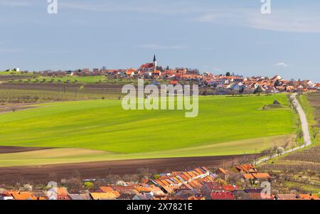 Vue du village de Vrbice depuis la tour de surveillance de Slunecna près de Velke Pavlovice dans la région viticole de Moravie du Sud, République tchèque, Europe. Banque D'Images