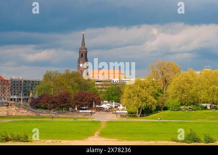 Dresde, Allemagne - 22 avril 2024 : vue de l'autre côté de l'Elbe jusqu'à Biergarten à Dresde, Allemagne Banque D'Images