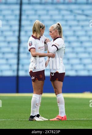 Birmingham, Royaume-Uni. 18 mai 2024. Steph Houghton de Manchester City a le brassard capitaine ajusté par Alex Greenwood de Manchester City lors du match de Super League féminine de la FA à Villa Park, Birmingham. Le crédit photo devrait se lire : Andrew Yates/Sportimage crédit : Sportimage Ltd/Alamy Live News Banque D'Images