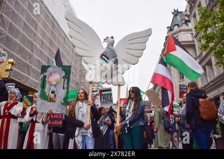 Londres, Angleterre, Royaume-Uni. 18 mai 2024. Manifestants dans Regent Street. Des milliers de personnes ont défilé en solidarité avec la Palestine à l’occasion du 76e anniversaire de la Nakba, alors qu’Israël poursuit ses attaques contre Gaza. (Crédit image : © Vuk Valcic/ZUMA Press Wire) USAGE ÉDITORIAL SEULEMENT! Non destiné à UN USAGE commercial ! Banque D'Images