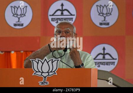 Mumbai, Inde. 17 mai 2024. Le premier ministre indien Narendra Modi prend la parole lors du rassemblement du parti de l'alliance à Mumbai. Le Bharatiya Janata Party (BJP) et ses partis d'alliance ont organisé un rassemblement encourageant ses partisans à voter pour eux aux élections de Loksabha lorsque la ville ira voter le 20 mai 2024. Crédit : SOPA images Limited/Alamy Live News Banque D'Images