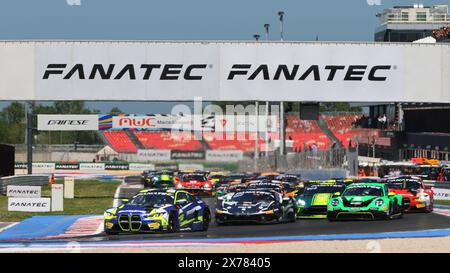 Misano, Italie. 18 mai 2024. Départ de la course 1 à Misano World circuit Marco Simoncelli, lors de la Fanatec GT World Challange Misano 2024, le 18 mai, à Misano, Italie crédit : Agence photo indépendante/Alamy Live News Banque D'Images