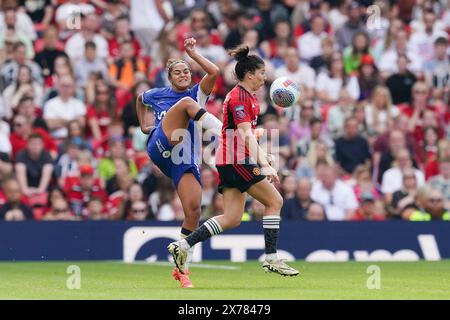 Jess carter de Chelsea (à gauche) et Lucia Garcia de Manchester United s'affrontent pour le ballon lors du match de Super League féminine des Barclays à Old Trafford, Manchester. Date de la photo : samedi 18 mai 2024. Banque D'Images