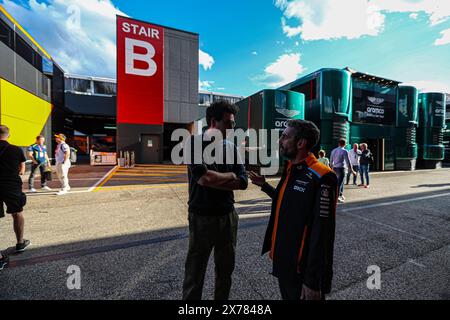 Imola, Italie. 17 mai 2024. Mattia Binotto (ITA) - ancien Scuderia Ferrari Team Principa Andrea Stella (ITA) - McLaren F1 Team principal pendant les CROISIÈRES DE FORMULE 1 MSC GRAN PREMIO DEL MADE IN ITALY E DELL'EMILIA-ROMAGNA 2 Autodromo Enzo e Dino Ferrari, Imola (BO) Italie crédit : Agence photo indépendante/Alamy Live News Banque D'Images