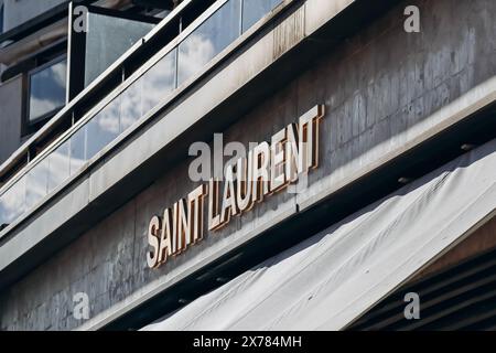 Cannes, France - 3 août 2023 : panneau d'affichage de la boutique Saint Laurent dans le centre de Cannes Banque D'Images