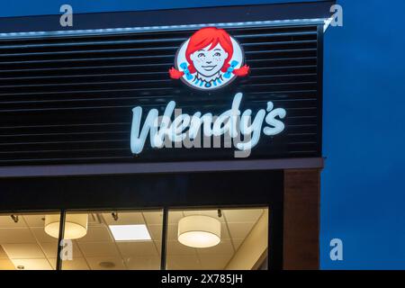 Un panneau de restaurant Wendy's est vu la nuit à Niagara Falls, Ontario, Canada, le 8 décembre 2023. Banque D'Images