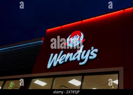 Un panneau de restaurant Wendy's est vu la nuit à Niagara Falls, Ontario, Canada Banque D'Images