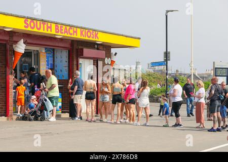 Troon, Royaume-Uni. 18 mai 2024. Les touristes et les habitants apprécient le temps chaud et ensoleillé à Troon Beach, South Ayrshire, en Écosse, malgré une brume marine ondulante, en milieu d'après-midi, venant du Firth of Clyde. Crédit : Findlay/Alamy Live News Banque D'Images