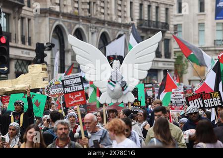 Londres, Royaume-Uni, 18 mai 2024. Environ 250 000 personnes de tous horizons et organisations ont défilé dans le centre de Londres pour appeler à un cessez-le-feu à Gaza dans la guerre du Hamas en Israël, et pour marquer les 76 ans de la Nakba, ou «catastrophe», lorsque 750 000 Palestiniens ont été chassés de leur patrie. Beaucoup de gens portaient des clés représentant les maisons qu'ils ont dû laisser derrière eux et où ils ne peuvent pas retourner. Crédit : Monica Wells/Alamy Live News Banque D'Images