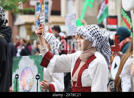 Londres, Royaume-Uni, 18 mai 2024. Environ 250 000 personnes de tous horizons et organisations ont défilé dans le centre de Londres pour appeler à un cessez-le-feu à Gaza dans la guerre du Hamas en Israël, et pour marquer les 76 ans de la Nakba, ou «catastrophe», lorsque 750 000 Palestiniens ont été chassés de leur patrie. Beaucoup de gens portaient des clés représentant les maisons qu'ils ont dû laisser derrière eux et où ils ne peuvent pas retourner. Crédit : Monica Wells/Alamy Live News Banque D'Images