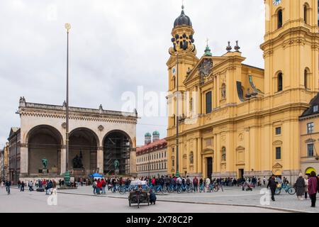 Die Feldherrnhalle und die Theatinerkirche Die geschichtsträchtige Feldherrnhalle befindet sich auf dem Odeonsplatz in München, eingerahmt von der Residenz und der Theatinerkirche München Bayern Deutschland *** la Feldherrnhalle et la Theatinerkirche la Feldherrnhalle historique Feldherrnhalle est située sur la Odeonsplatz à Munich, entourée par la Residenz et la Bavaria Allemagne Banque D'Images