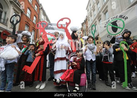 Londres, Royaume-Uni, 18 mai 2024. Environ 250 000 personnes de tous horizons et organisations ont défilé dans le centre de Londres pour appeler à un cessez-le-feu à Gaza dans la guerre du Hamas en Israël, et pour marquer les 76 ans de la Nakba, ou «catastrophe», lorsque 750 000 Palestiniens ont été chassés de leur patrie. Beaucoup de gens portaient des clés représentant les maisons qu'ils ont dû laisser derrière eux et où ils ne peuvent pas retourner. Crédit : Monica Wells/Alamy Live News Banque D'Images