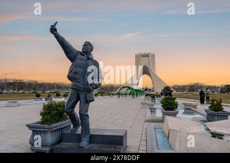 Au coucher du soleil, les habitants profitent d’une soirée tranquille dans ce monument emblématique de Téhéran, la capitale de l’Iran. Tours Azadi, Iran. Banque D'Images