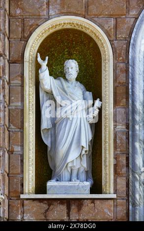 Italie, Sicile, Tindari, St Mary, sanctuaire, l'une des statues en marbre de la cathédrale avant de Banque D'Images