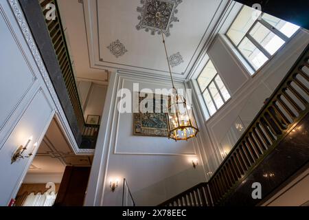 Palais de Niavaran, Iran - 7 mars 2024 : la vue intérieure met en évidence les conceptions complexes du plafond et les moulures murales ornées de l'archite perse historique Banque D'Images