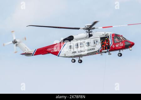 Hélicoptère HM Coastguard Sikorsky S-92A G-MCGE en exercice avec la RNLI à Cleethorpes, Royaume-Uni Banque D'Images