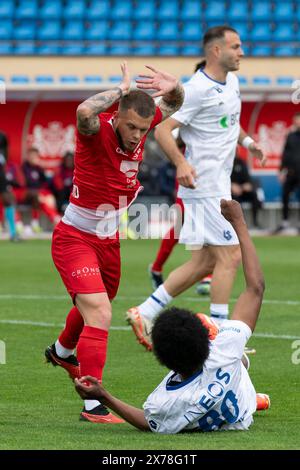 Lausanne, Suisse. 18 mai 2024 : Romain Bayard (milieu) du FC stade-Lausanne-Ouchy #8 affronte Alvin Antonio Sanches (milieu) du FC Lausanne-Sport #80 lors du FC stade Lausanne Ouchy vs FC Lausanne Sport au stade Olympique de Pontaise à Lausanne. Crédit : Patrick Dancel/Alamy Live News Banque D'Images