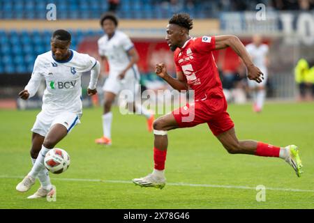 Lausanne, Suisse. 18 mai 2024 : Brighton Labeau (attaquant) du FC Lausanne-Sport #96 attaque face à Edmond Akichi (milieu) du FC stade-Lausanne-Ouchy #24 lors du FC stade Lausanne Ouchy vs FC Lausanne Sport au stade Olympique de Pontaise à Lausanne. Crédit : Patrick Dancel/Alamy Live News Banque D'Images