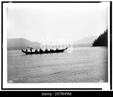 Kwakiutl Indians in Boat (Colombie-Britannique), Edward S. Curtis Collection., Curtis No. 3334-10.. Lacs et étangs, Colombie-Britannique, 1910. , Indiens d'Amérique du Nord, Colombie-Britannique, Transports, 1910. , Kwakiutl Indians, Transportation, 1910. , Boats, Colombie-Britannique, 1910. Banque D'Images