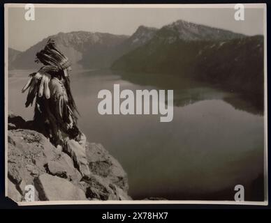 Crater Lake, titre de l'item., Curtis no. 3900 B., fait partie de : Edward S. Curtis Collection ., publié dans : The North American Indian / Edward S. Curtis. [Seattle, Washington] : Edward S. Curtis, Supplément, v. 13, pl. 463. Indiens d'Amérique du Nord, Oregon, 1900-1910. , Lakes, Oregon, 1900-1910. , Crater Lake (Or.), 1900-1910. Banque D'Images