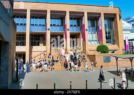 Glasgow, Écosse, Royaume-Uni. 18 mai 2024 : Météo britannique : le temps chaud a vu une arrivée de l'été que les habitants et les touristes dans la ville ont pris au centre de thecity. Crédit Gerard Ferry/Alamy Live News Banque D'Images